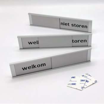 Schuifbordje Welkom - Niet Storen. 255 mm x 57 mm. Bevestiging twee 3M dubbelzijdige stickers.