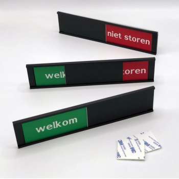 Schuifbordje Welkom - Niet storen. 255 mm x 57 mm. Bevestiging twee 3M dubbelzijdige stickers.