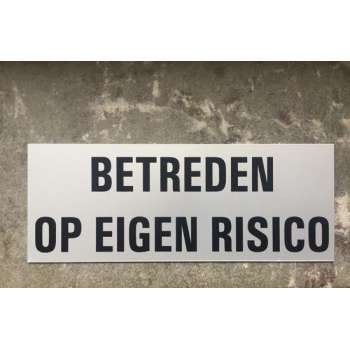 Aluminium deurbordje tekst: betreden op eigen risico Zelfklevend | 130x50x0,5 mm | deur bordje