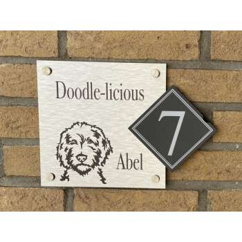 Naambordje voordeur met een Labradoodle