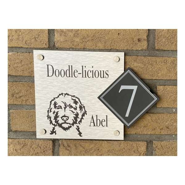 Naambordje voordeur met een Labradoodle