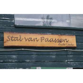 Houten naambord 200 cm breed - boven en onder boomschors