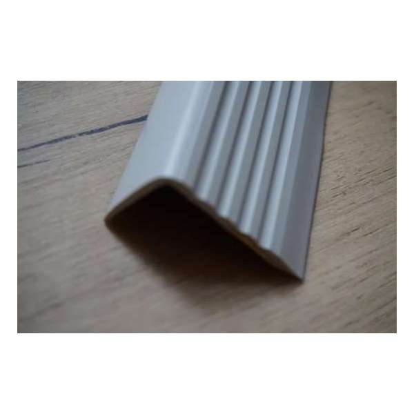 PVC -ANTISLIP TRAPPROFIEL -ZELFKLEVEND GRIJS P2ND 41X25 mm X 150 cm X (set van15 stuks )