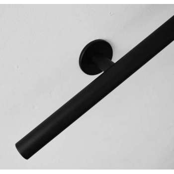 Zwarte trapleuning gepoedercoat zwart RAL 9005 rond 28 mm inclusief twee vlakke ophangsteunen, 100 cm